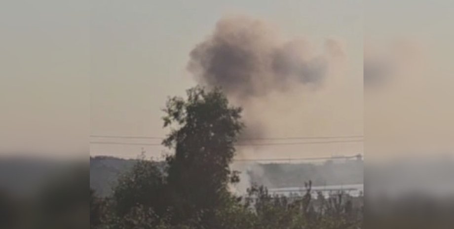 На представлених кадрах видно пожежу і стовп диму, який піднімається після вибуху