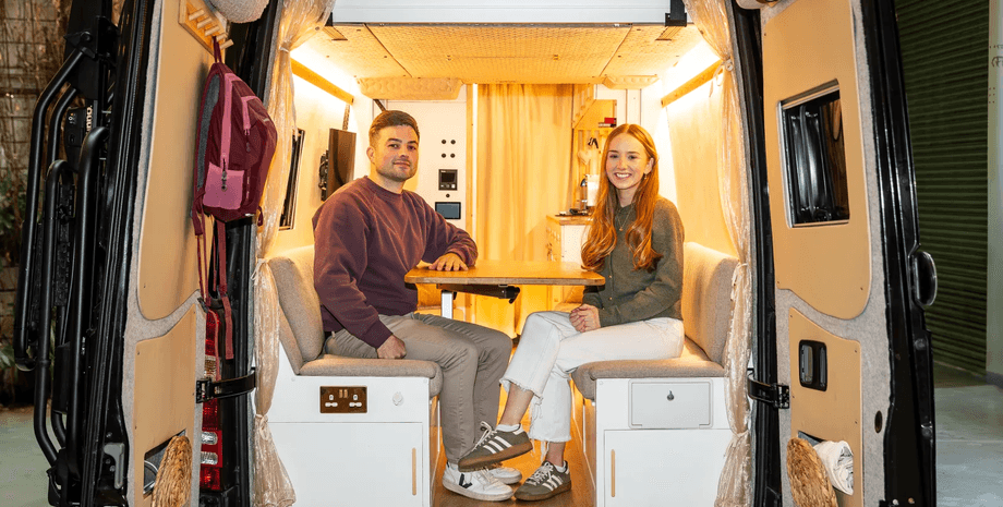 Пара з Великої Британії власноруч створила квартиру на колесах