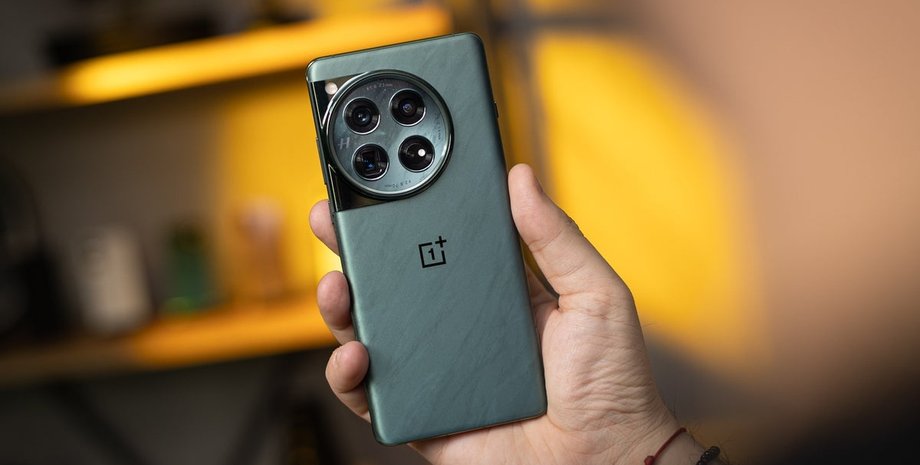 Смартфон OnePlus 13 в руке