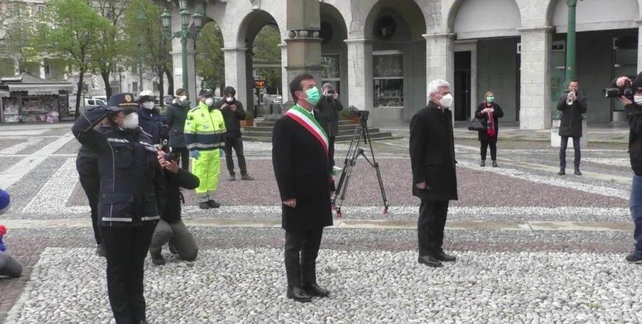 Минута молчания в память погибших в Бергамо. Фото: Ruptly