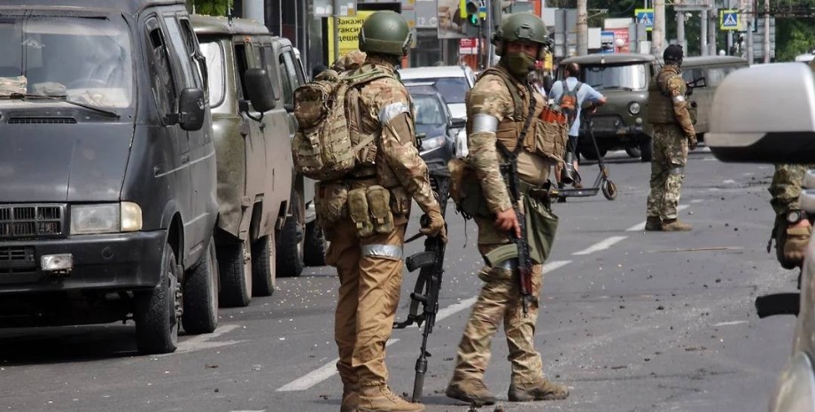 Военные мужчины, наемники, оружие