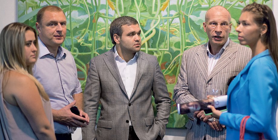 Фото: Александр Чекменев/ Основатель арт-резиденции "Берег" Сергей Ткаченко обсуждает работы художников выставки с гостями вечера