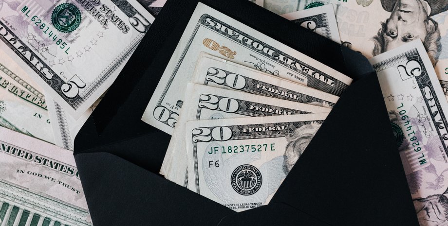 Гроші, долари, грошовий приз, гроші в конверті, лотерея, перемога в лотереї, джекпот, другий приз, забрав гроші