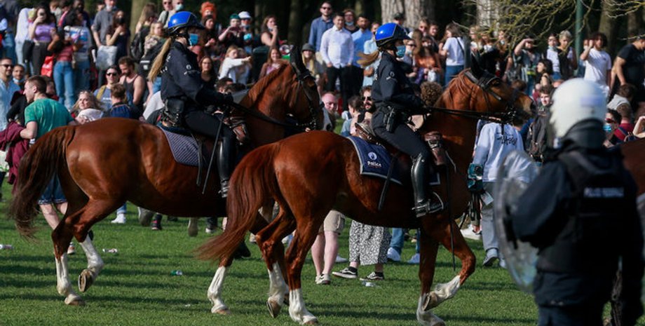 Брюссель, фейковая вечеринка, полиция, водометы, лошади, карантин