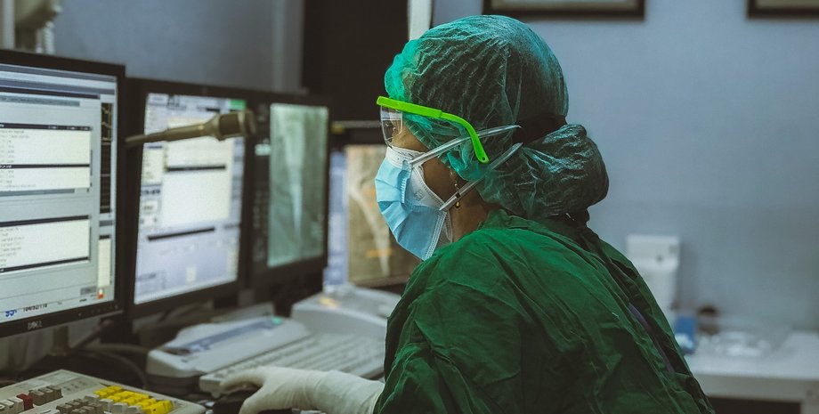 Врач, коронавирус, компьютер