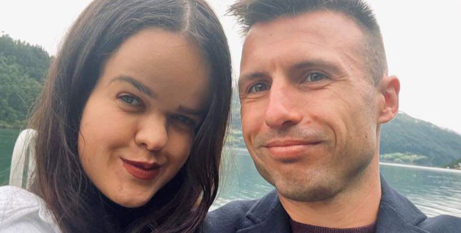 Пара з великою різницею у зрості та віці, стосунки, цікаві історії з життя, неймовірні випадки, приколи, цікавинки