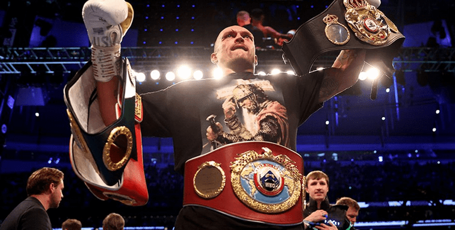 Украинский боксер и чемпион мира по версиям WBA, WBO, WBC и IBO в супертяжелом весе Александр Усик