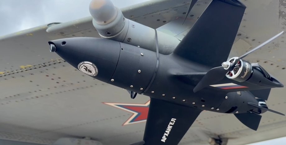 Российский дрон Архангел под крылом самолета