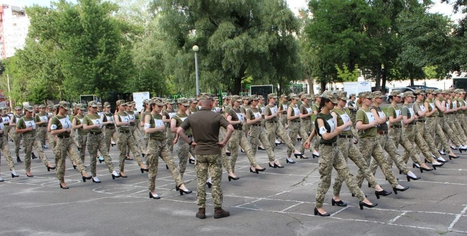 ВІКНУ, День Незалежності, курсантки на підборах