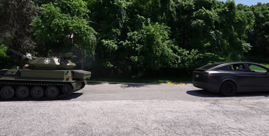 Соревнование Tesla против танка