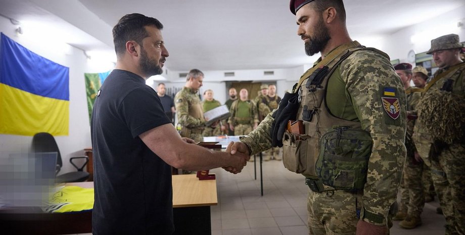 Зеленський із бійцем ЗСУ, Зеленський, президент на фронті, Зеленський на передовій