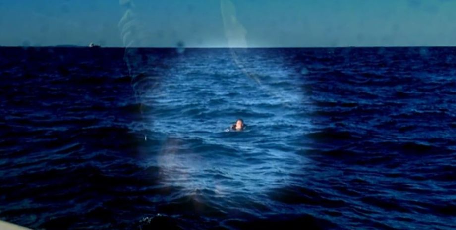 Чоловіка знайшли посеред океану, що з ним сталося та що він розповідає