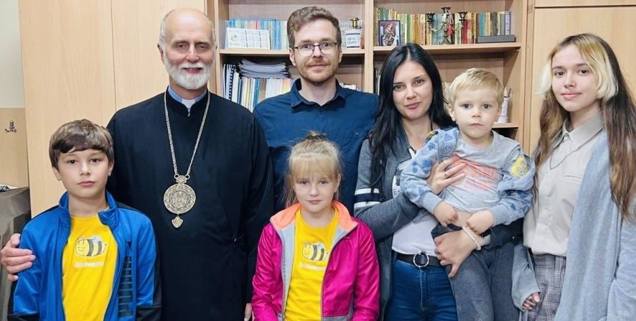Архиепископ Борис Гудзяк с украинской семьей в Румынии, переезд в США, переезд в США на ПМЖ, пмж сша,