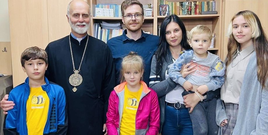 Архиепископ Борис Гудзяк с украинской семьей в Румынии, переезд в США, переезд в США на ПМЖ, пмж сша,