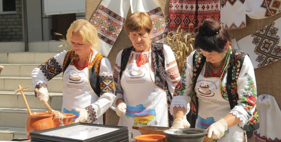 В Николаеве на Стрыйщине установили новый Рекорд Украины, приготовив Красовский пирог Независимости