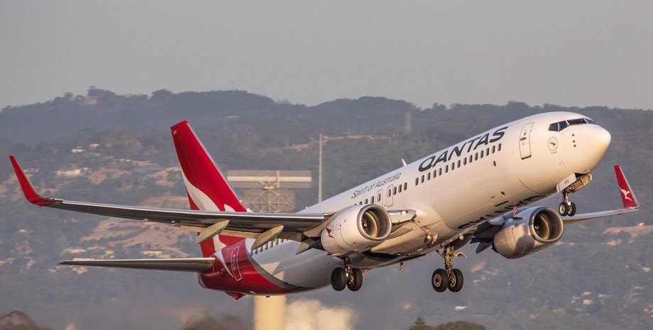 Самолет австралийской авиакомпании Qantas Взлетает самолет авиакомпании Qantas