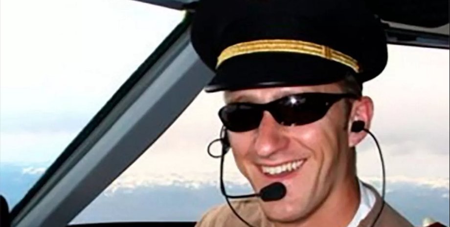 Бывший пилот Alaska Airlines Джозеф Эмерсон из США в кабине самолета перед полетом