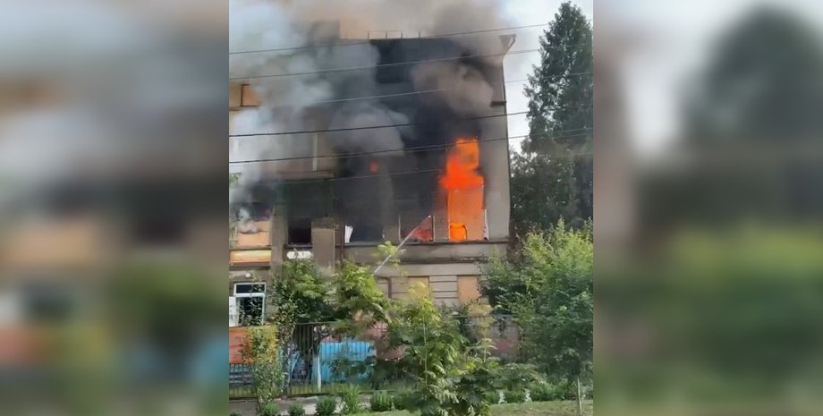 В соцсетях показали кадры пожара в ТЦК Харькова, который мог вспыхнуть от удара молнии