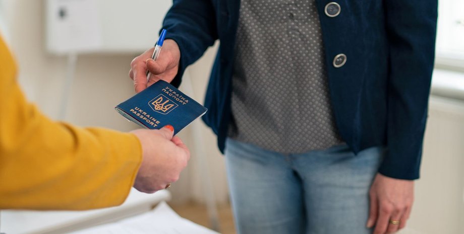 Женщина получает паспорт Украины