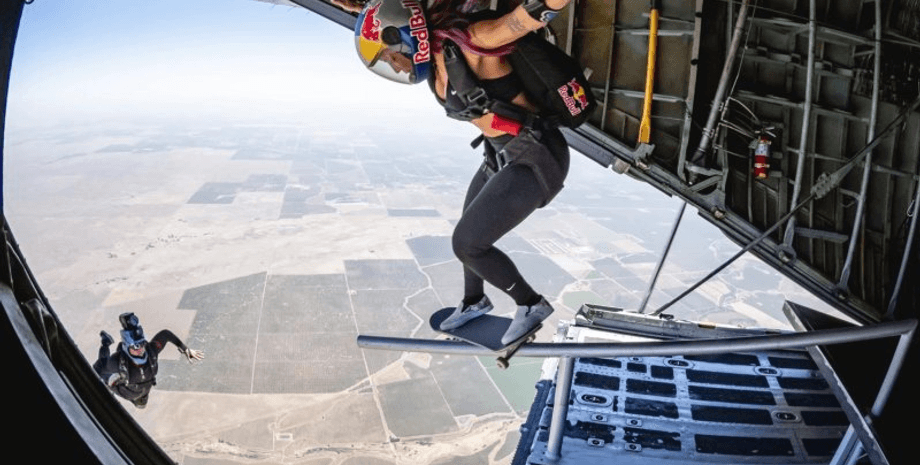 Дівчина, трюк, стрибок, парашут, скейт, скейтборд, світовий рекорд, літак,