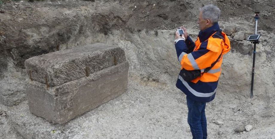 саркофаг, известняк, женщина, останки, останки, захоронение, гробница, камера, рентген, скелет, статус, Франция, лампы, вещи, флакон, Римская империя, камень, мародер, артефакт, история, клад, археологи, некрополь, исследования