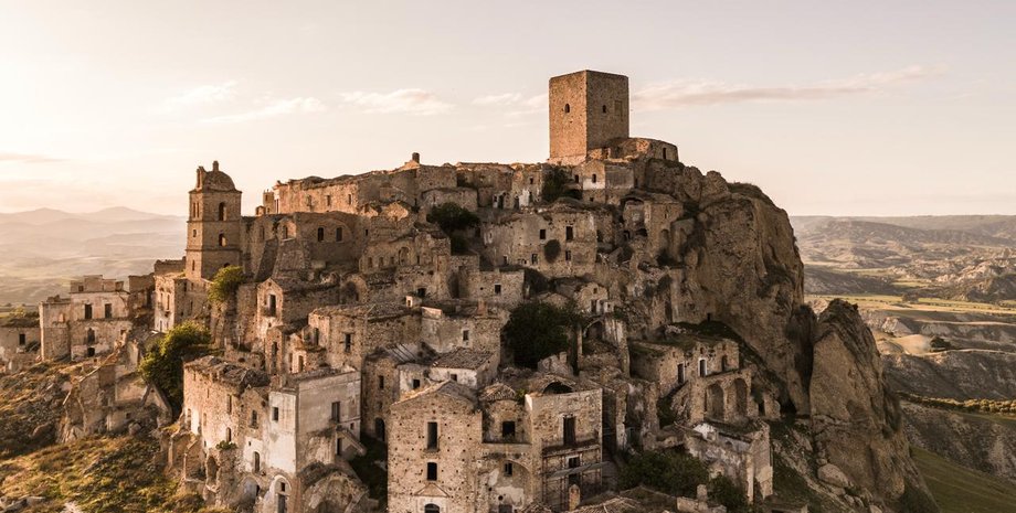 город Крако в Италии является одним из заброшенных, но туристических мест