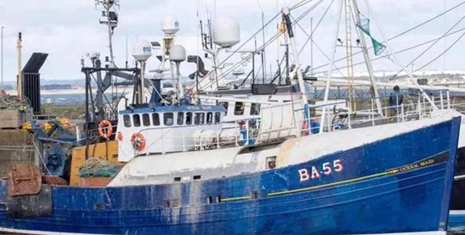 Рибальське судно, судно сіло на мілину, моряк влаштував чаювання, моряк пішов зробити чай, корабель сів на мілину, корабельна аварія, сигнал лиха