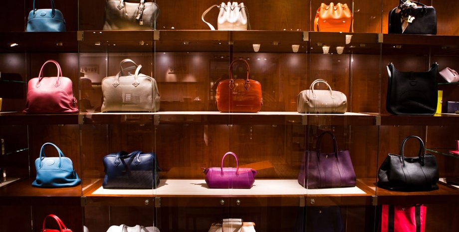 Сумки Hermes на вітрині магазину