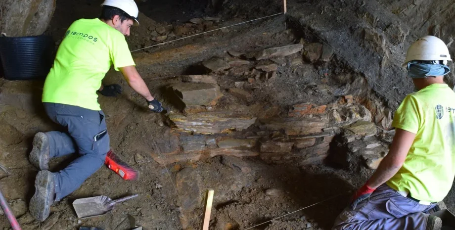 Археологи знайшли каплицю у печері