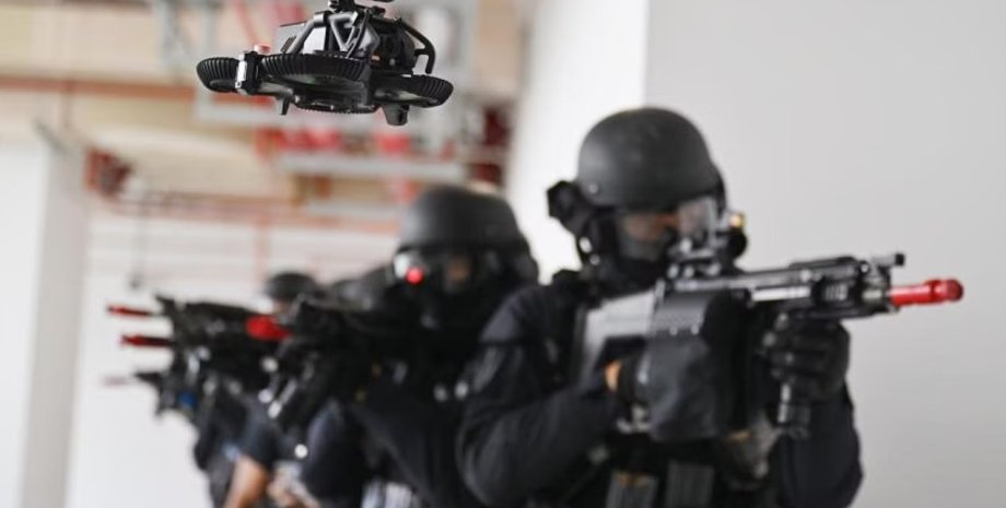 Les forces spéciales de Singapour utilisent activement la réception des drones p...