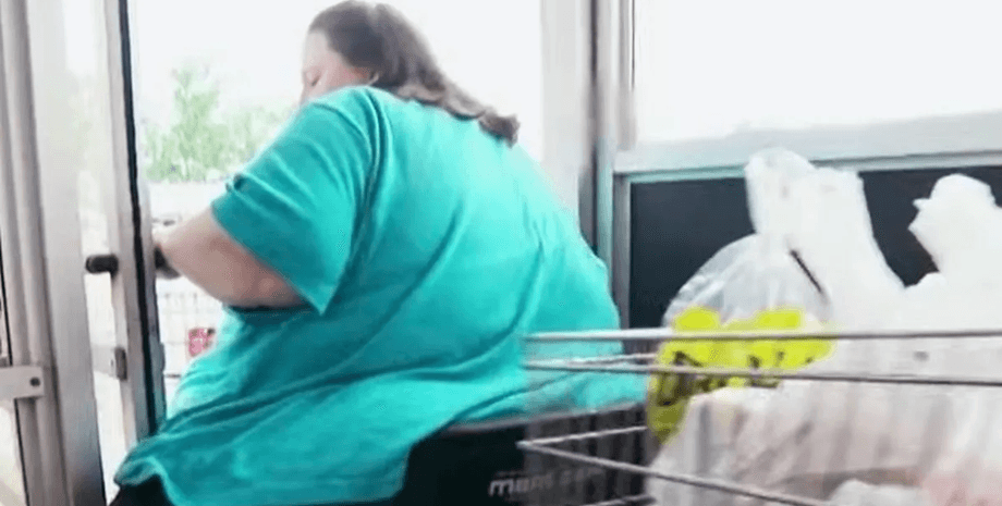 Женщина застряла в дверях, толстая женщина, лишний вес, скинула вес, похудела, застряла в дверях, сбросила 133 кг