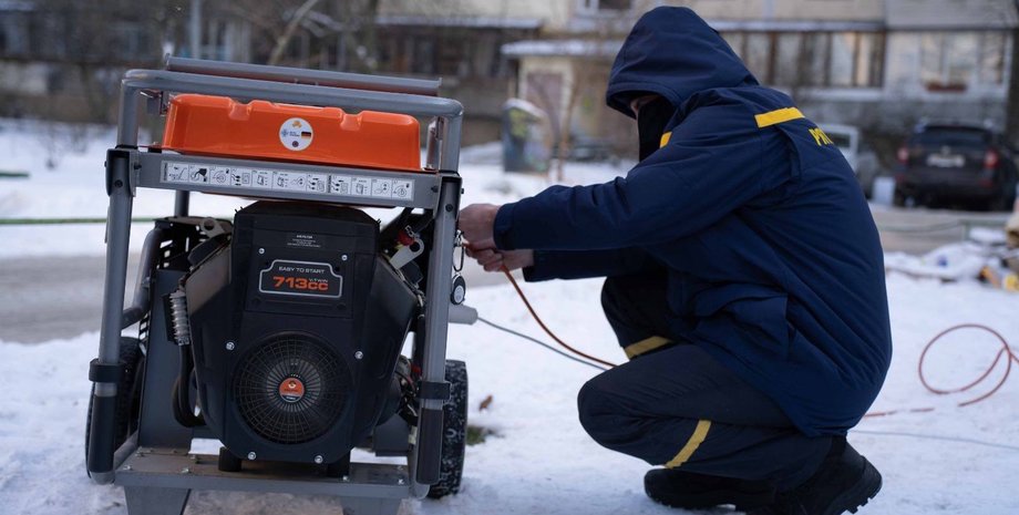 Работник ГСЧС запускает генератор во время отключения света