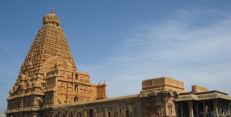 Брігадісвара, індуїстський храм, цар Раджарадж Чола I, династії Чола, Світова спадщина, Індія, архітектура, Архітектурне диво, чому храм не відкидає тінь, Історичні пам'ятки Індії