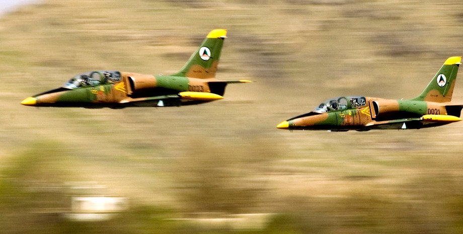 два самолета в полете