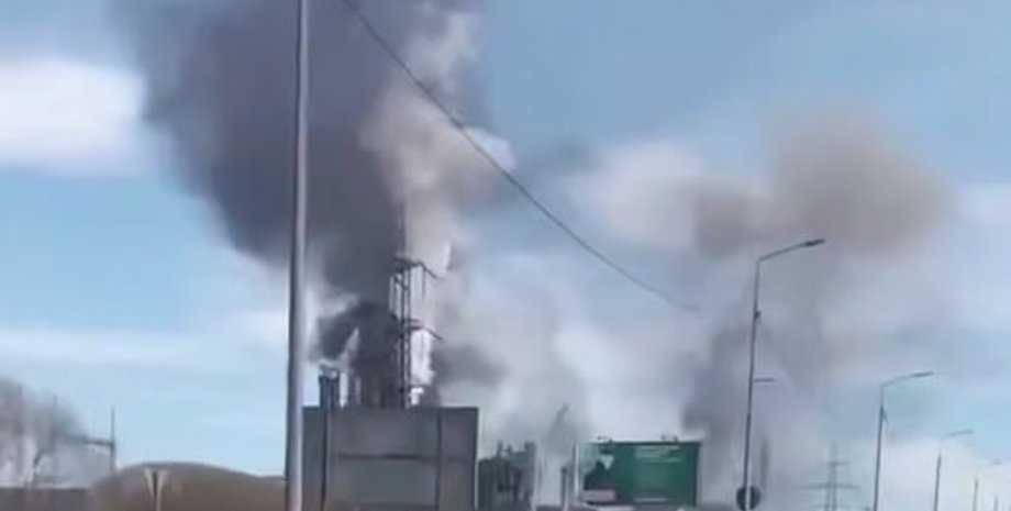 У Череповці піднявся стовп диму