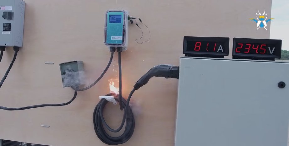 Загоряння кабелю зарядної станції електромобіля в будинку