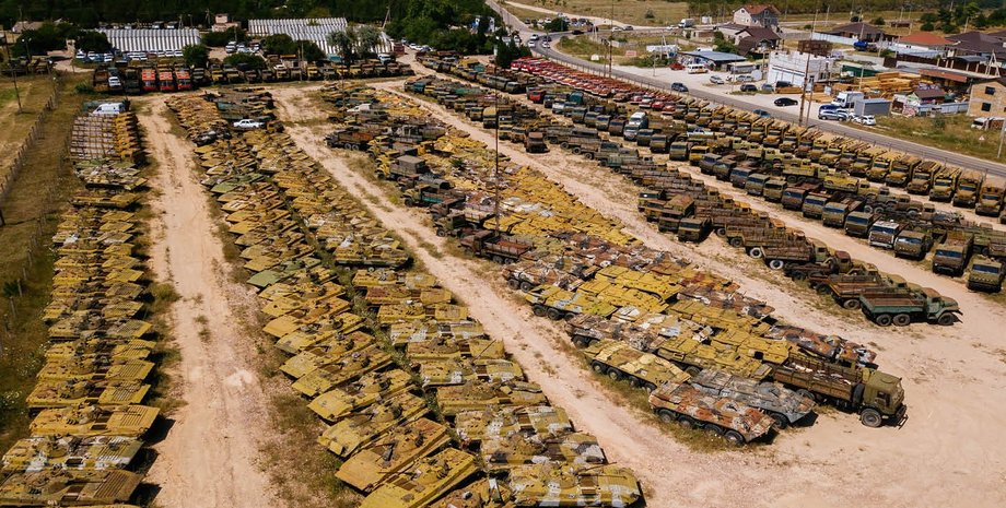 Бронетехника на небольшой базе в Крыму