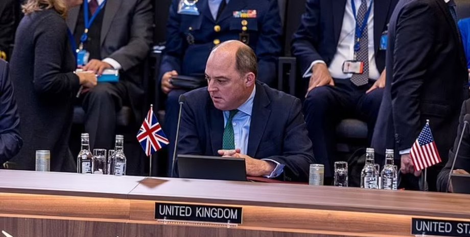 глава минобороны, бен уоллес