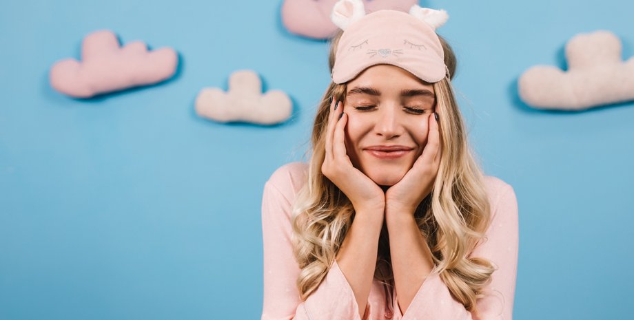 Девушка в пижаме с закрытыми глазами