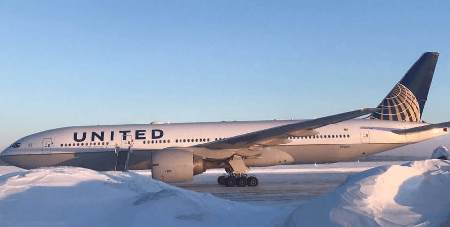 Самолет авиакомпании United Airlines, самолет, застряли на снежном острове, экстренная посадка, изменили маршрут, медики, сотки пассажиров