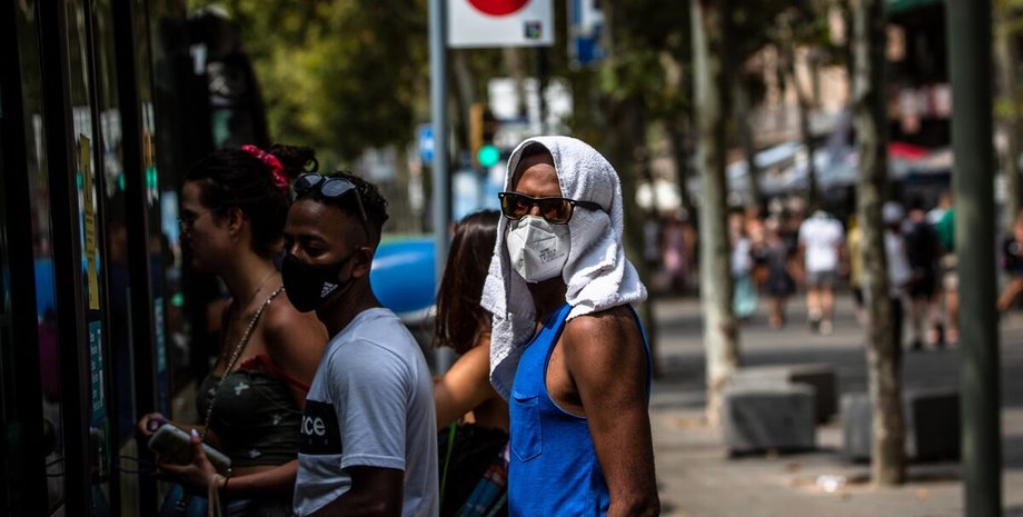 Прохожий на улице Барселоны, жара барселона