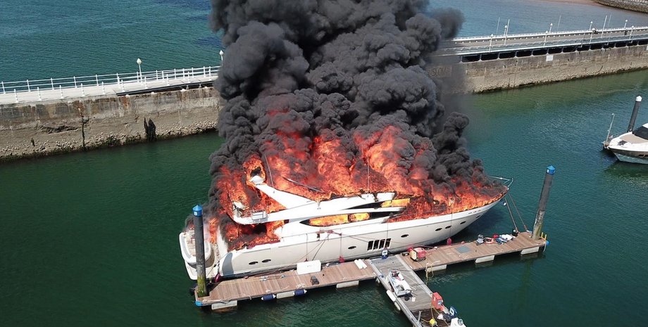 яхта, пожар, пожар на яхте, девон, марина, пожар в марине
