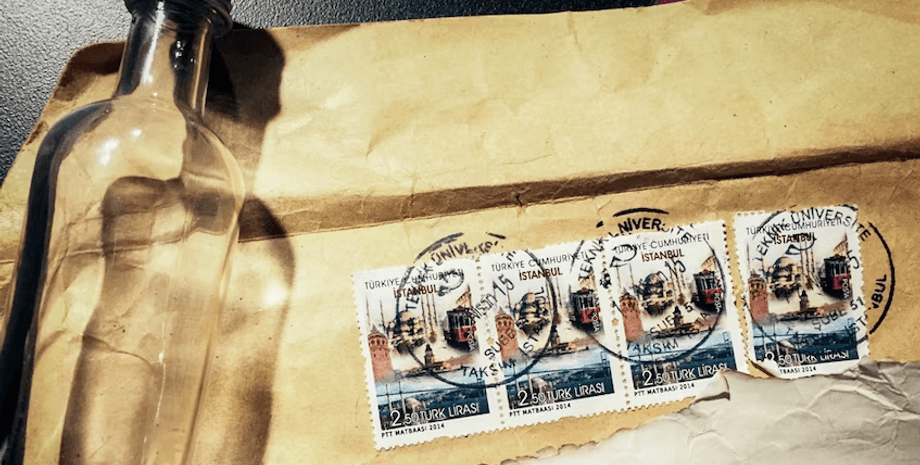 Записка в пляшці, послання в пляшці, лист, карта скарбів, загадка, шукають скарби в багнюці, викинуло на берег,