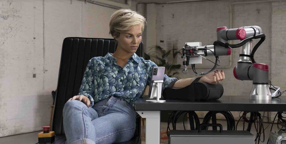 Стейн Франсен решила сделать татуировку при помощи робота