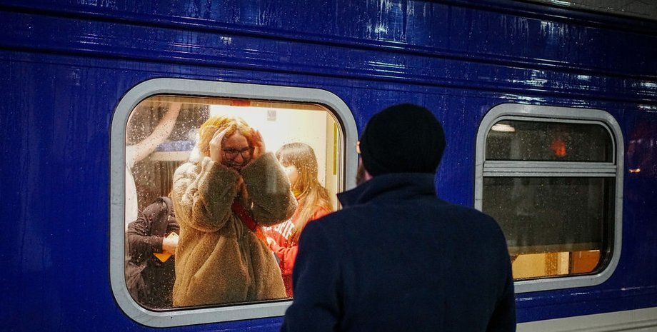 киевский вокзал, поезд в Польшу, поезд Киев Перемышль, кому разрешается выезд из Украины, система шлях, выехать из украины, правила выезда из украины, кто имеет право выехать из украины, как попасть из украины в ес, правила выезда для мужчин