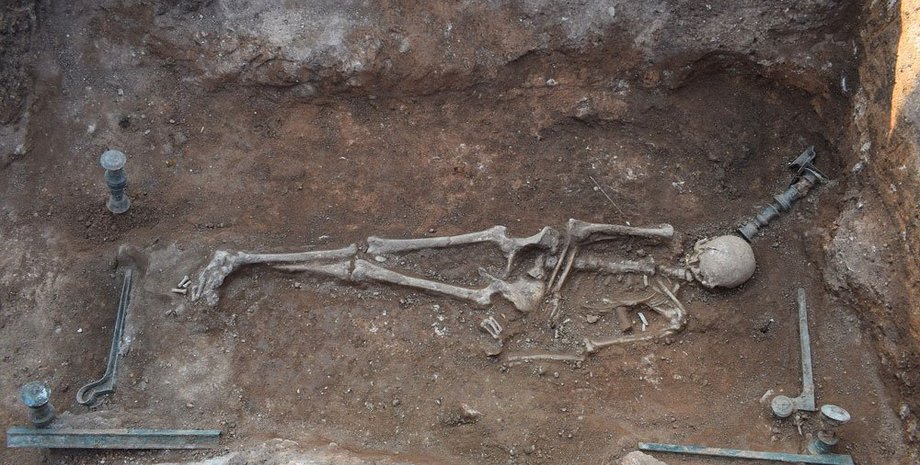 скелет женщины, кости, кровать, фото