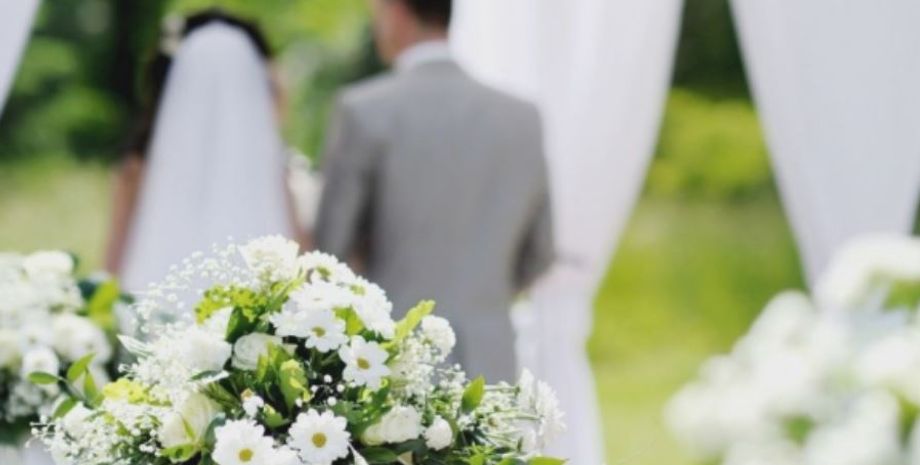 Жінка витратила години дорозі на весілля подруги: її вигнали через "дрібний шрифт" у запрошенні