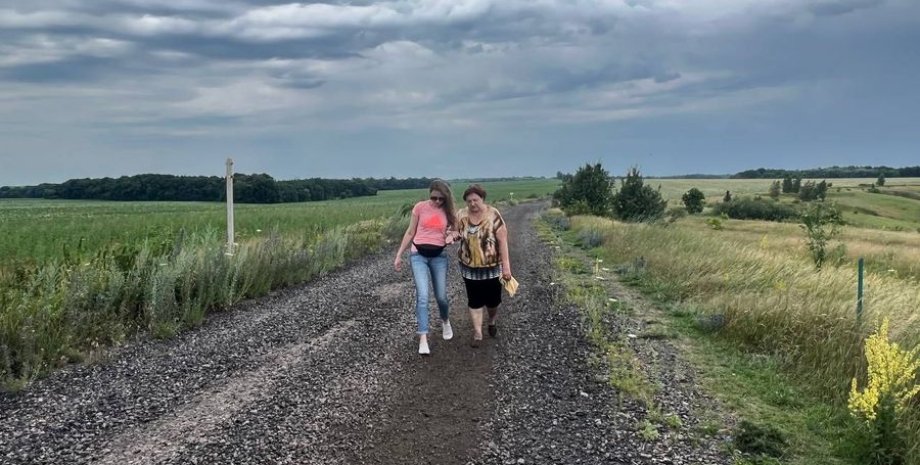 Люди идут через гумкоридор "Колотиловка-Покровка" Люди идут через гумкоридор "Колотиловка-Покровка"