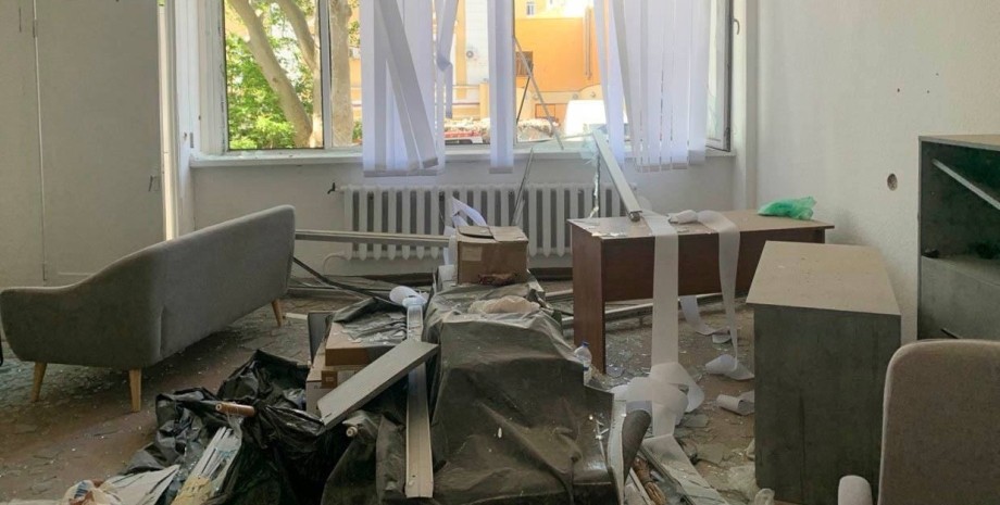 повреждения, поврежденный офис, выбитые окна, удар по Одессе 1 мая
