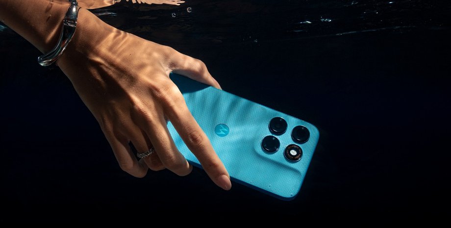 Motorola Moto G87 смартфон Motorola Moto G87 смартфон під водою